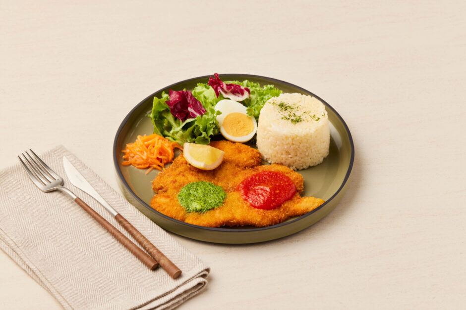 国産鶏胸肉のシュニッツェル ハーブバター添え