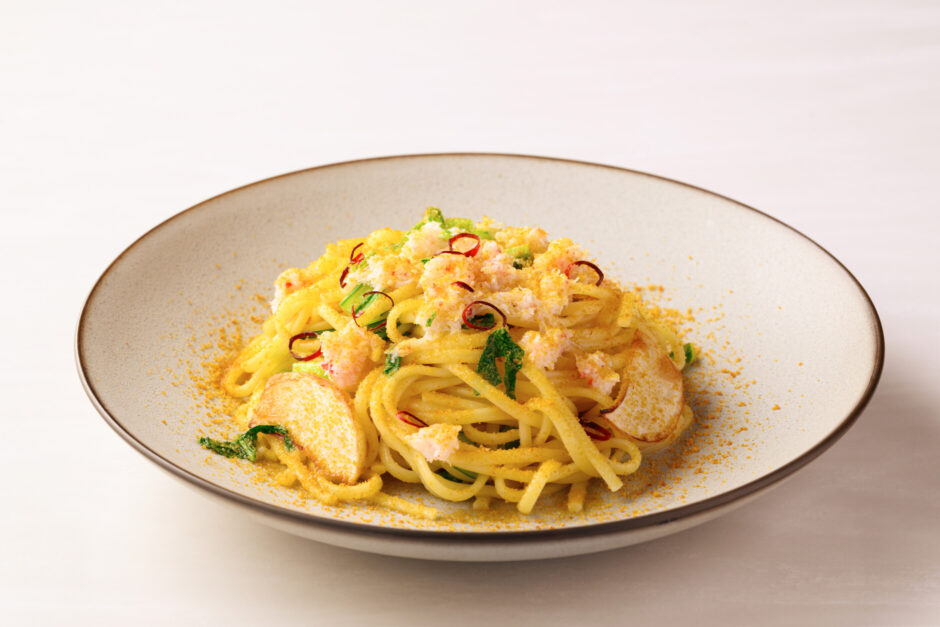 ズワイガニとカブのアーリオオーリオ カラスミ掛け